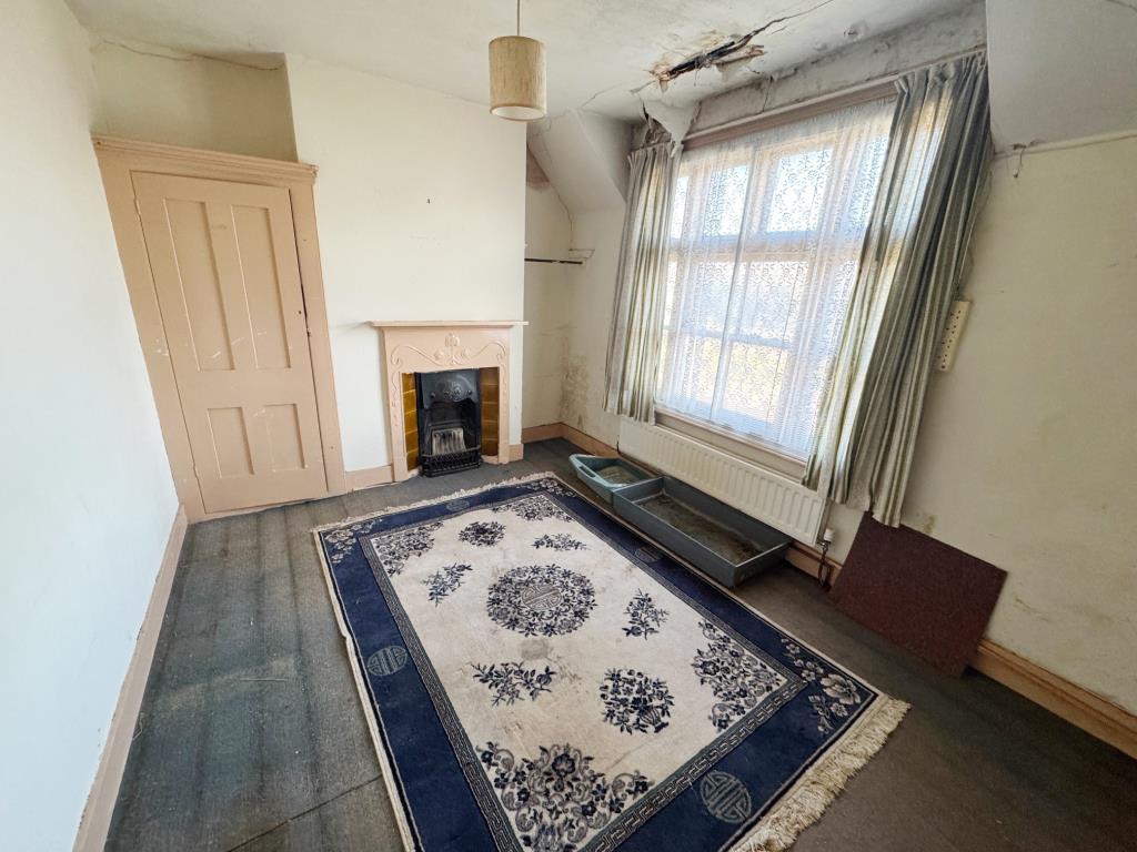 Lot: 131 - THREE BEDROOM HOUSE IN CINQUE PORT TOWN - Bedroom 1